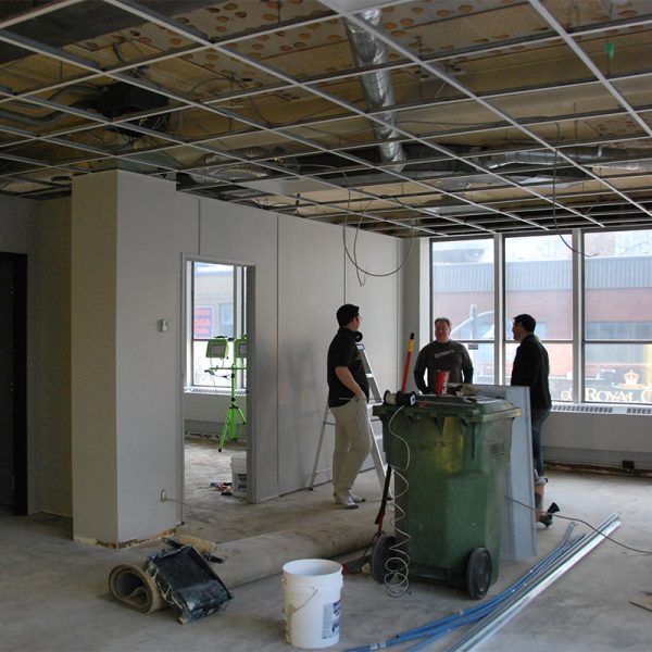 همکاری با پیمانکاران حرفه‌ای: راهنمای اجتناب از چالش‌های بازسازی دفتر اداری